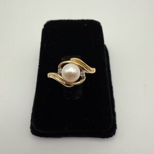 10k Yellow Gold Pearl & Diamonds Ring